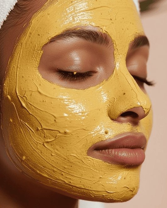 Visage d'une femme portant un masque de soin jaune opaque couvrant l'ensemble du visage sauf les yeux et les lèvres.